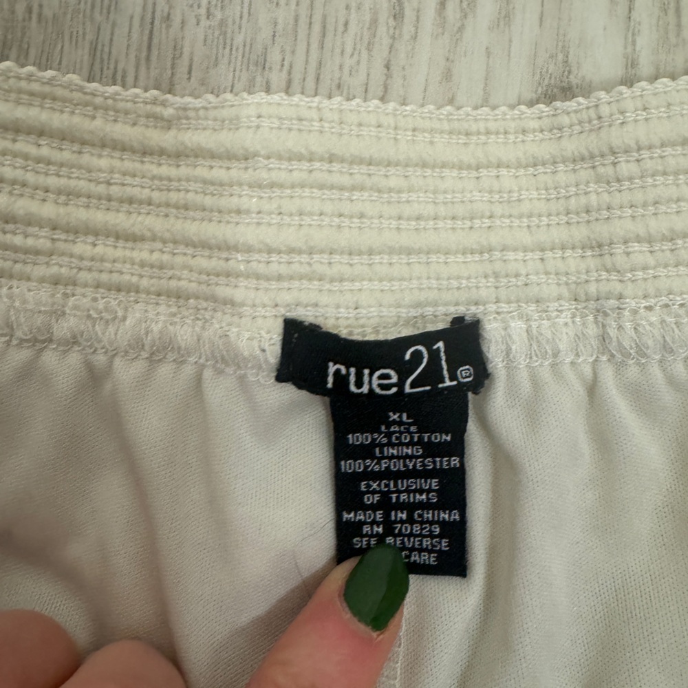 Rue21 XL womens cream shorts - Picture 2 of 3